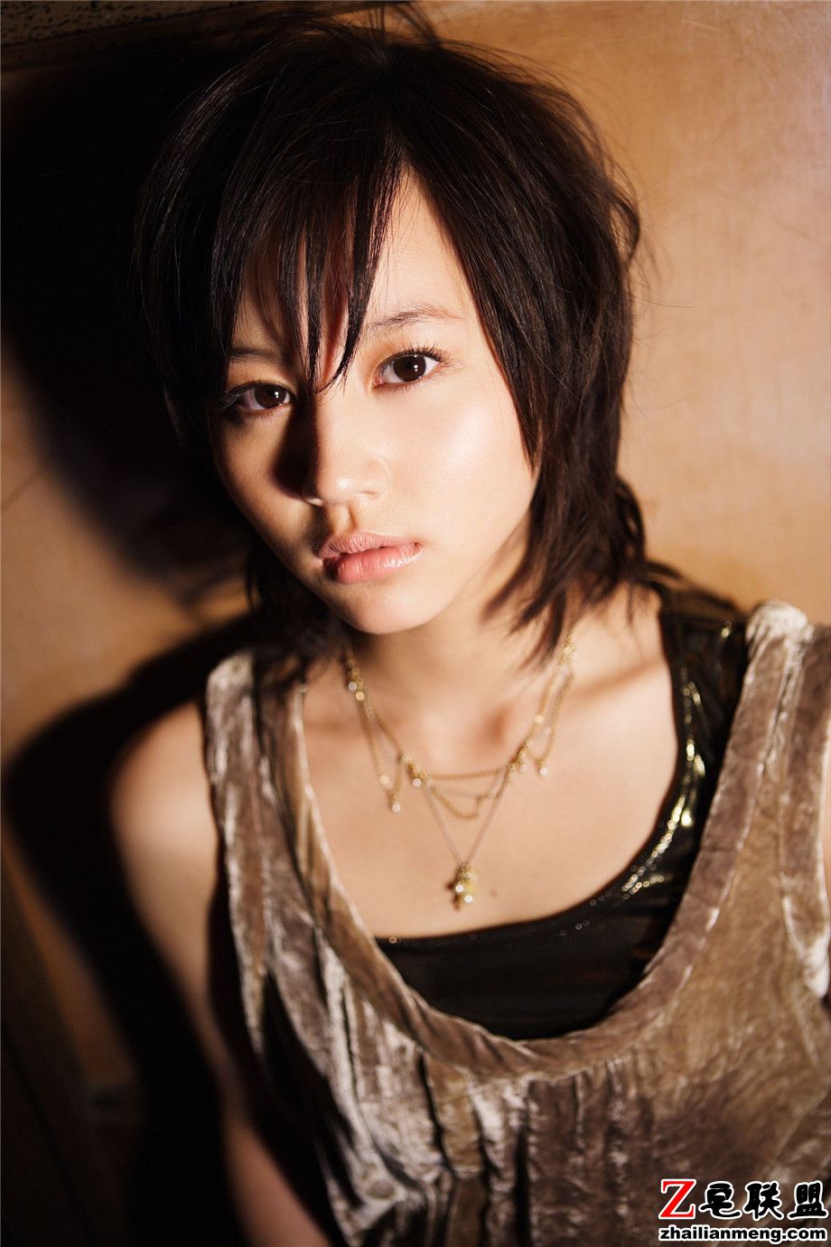 气质<a href=https://www.zhailm.com/e/tags/?tagname=%E6%97%A5%E6%9C%AC%E7%BE%8E%E5%A5%B3 target=_blank class=infotextkey>日本美女</a>堀北真希清爽短发私房照图片第2张