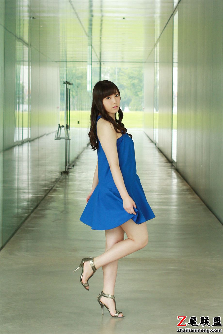 90后日本美女谱久村圣蓝色连衣长裙外拍写真图片第7张