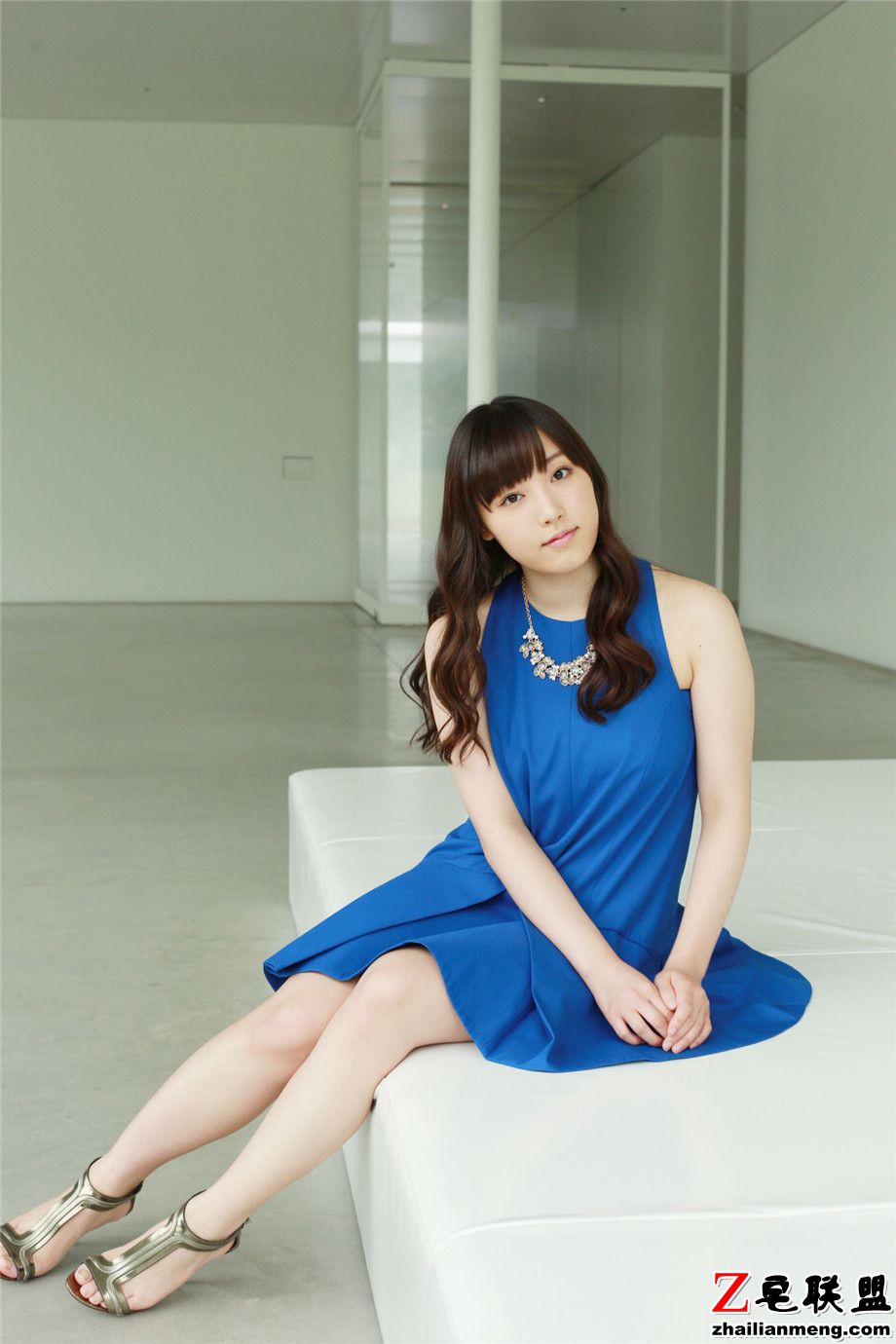 90后日本美女谱久村圣蓝色连衣长裙外拍写真图片第10张