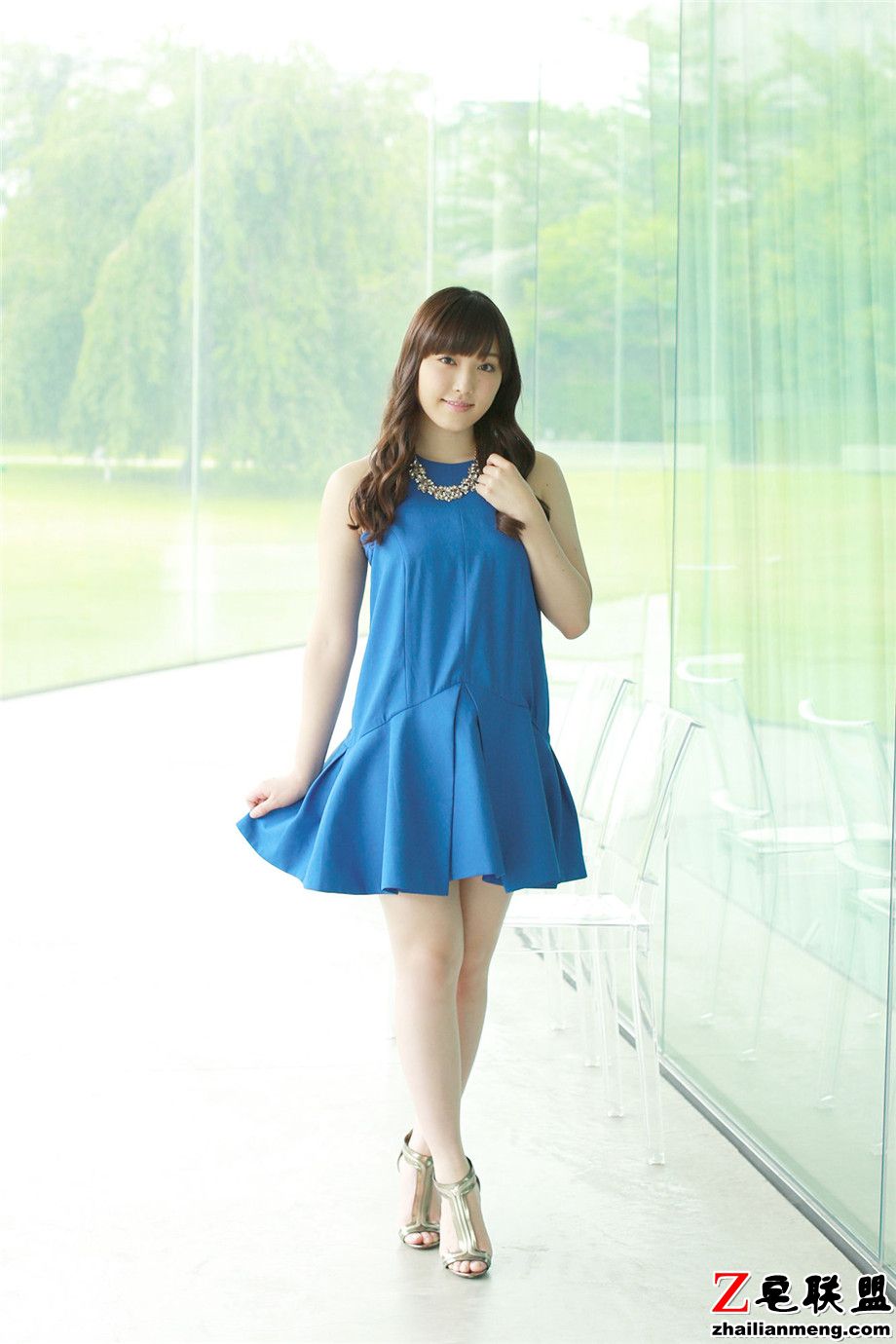 90后<a href=https://www.zhailm.com/e/tags/?tagname=%E6%97%A5%E6%9C%AC target=_blank class=infotextkey>日本</a><a href=https://www.zhailm.com/e/tags/?tagname=%E7%BE%8E%E5%A5%B3 target=_blank class=infotextkey>美女</a>谱久村圣蓝色连衣长裙外拍<a href=https://www.zhailm.com/e/tags/?tagname=%E5%86%99%E7%9C%9F target=_blank class=infotextkey>写真</a>图片第1张