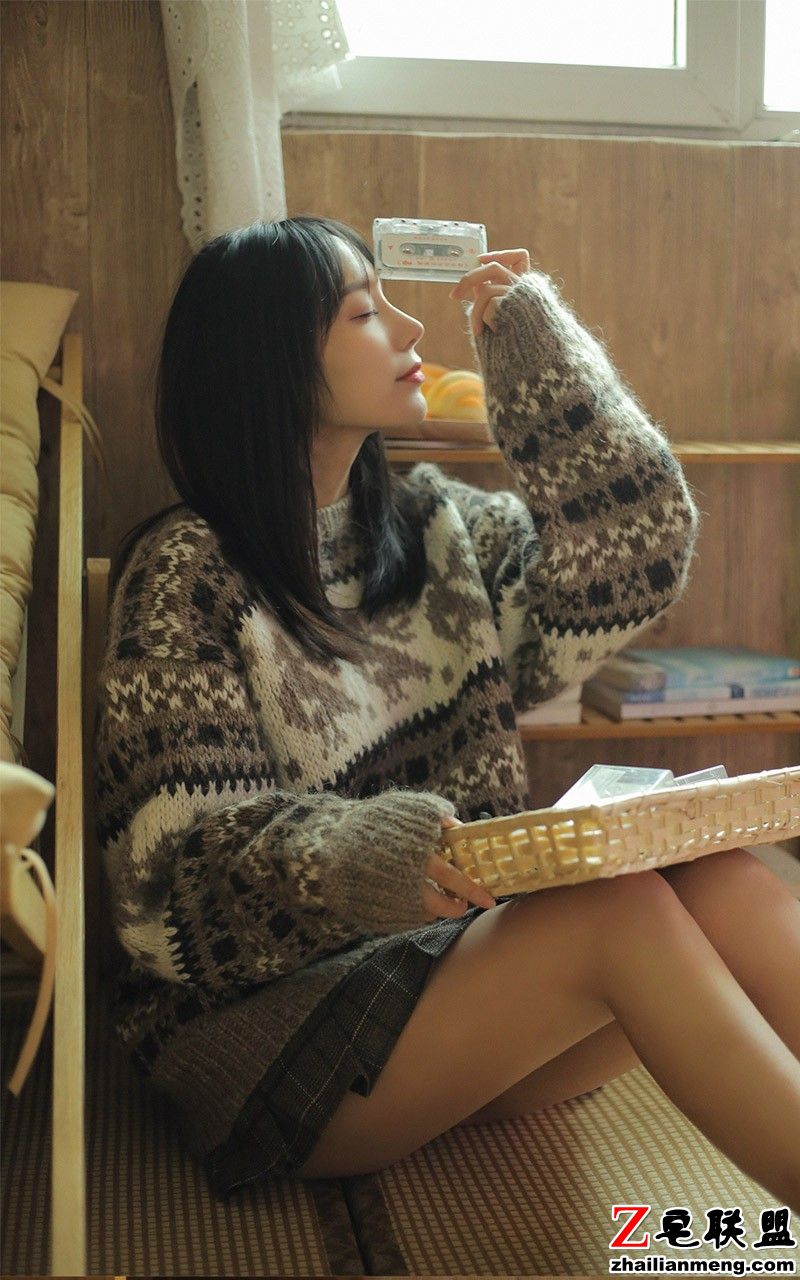 高颜值长腿日系少女毛衣短裙卧室小清新唯美写真