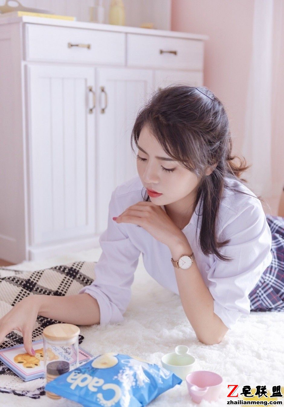 日本性感制服美女超短裙长筒袜白皙美腿诱惑写真