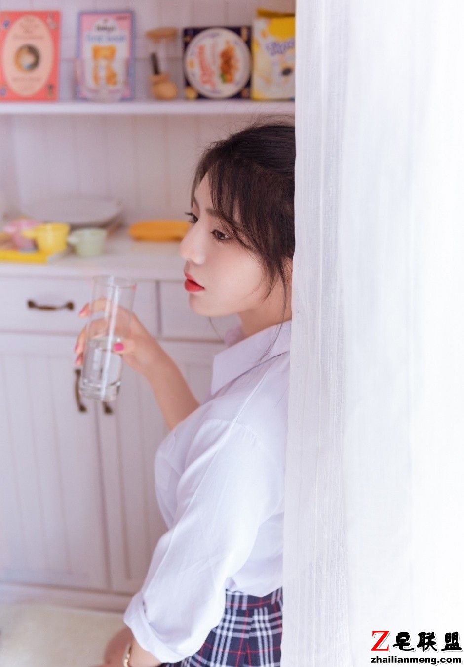 日本性感制服美女超短裙长筒袜白皙美腿诱惑写真