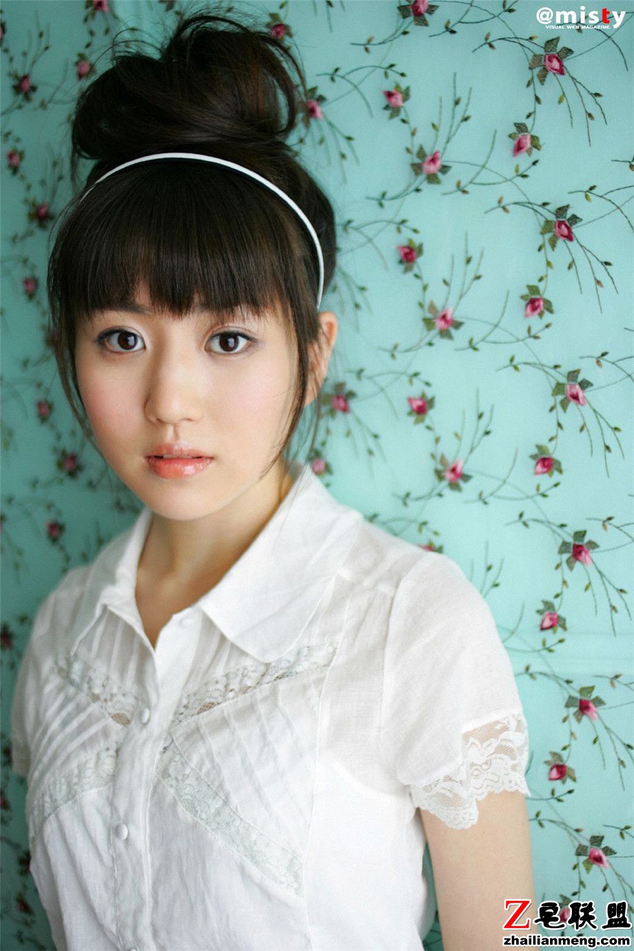 气质清纯的日本美女中村知世白色长裙写真图片第3张