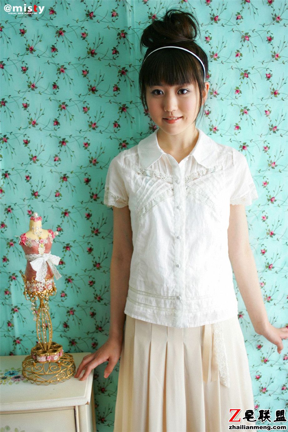 气质<a href=https://www.zhailm.com/e/tags/?tagname=%E6%B8%85%E7%BA%AF target=_blank class=infotextkey>清纯</a>的<a href=https://www.zhailm.com/e/tags/?tagname=%E6%97%A5%E6%9C%AC target=_blank class=infotextkey>日本</a><a href=https://www.zhailm.com/e/tags/?tagname=%E7%BE%8E%E5%A5%B3 target=_blank class=infotextkey>美女</a>中村知世白色长裙<a href=https://www.zhailm.com/e/tags/?tagname=%E5%86%99%E7%9C%9F target=_blank class=infotextkey>写真</a>图片第1张