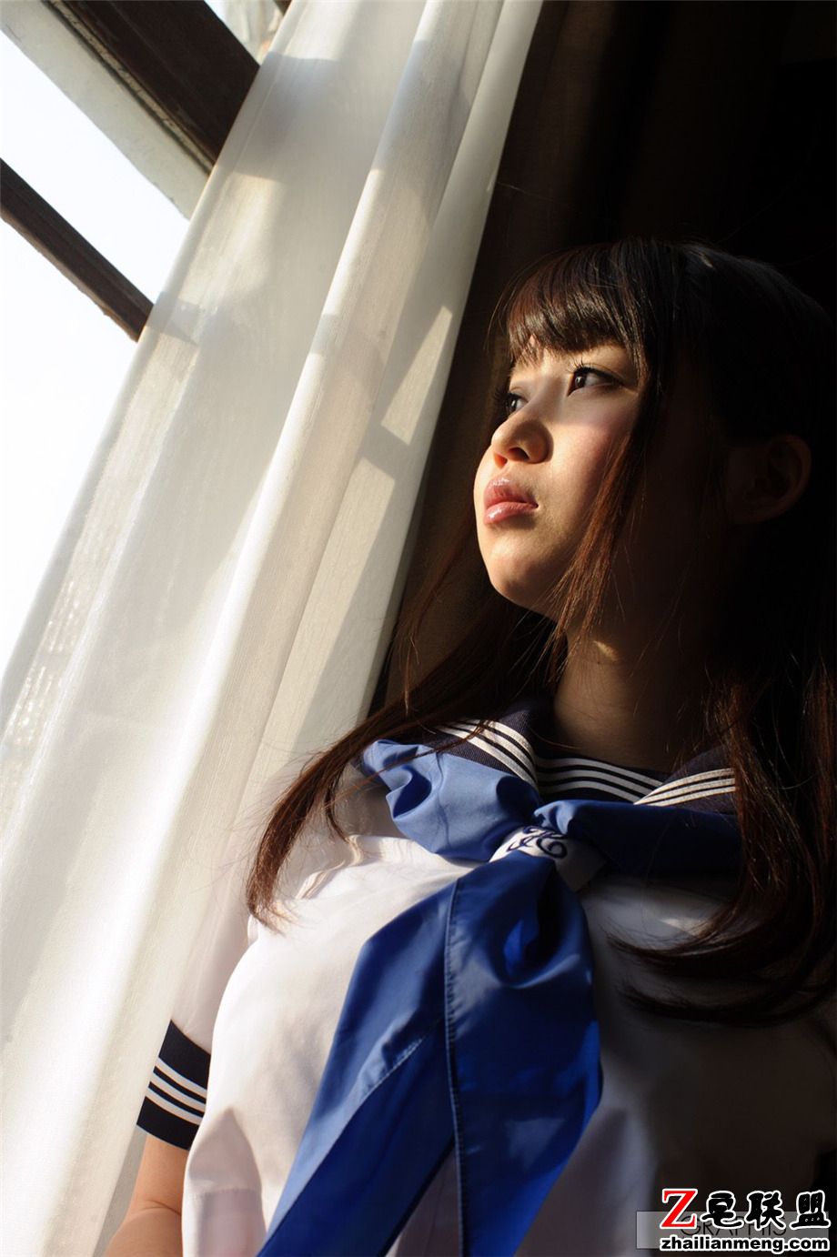 日本巨乳美女学生妹梦乃爱华大胆室内写真图片第5张