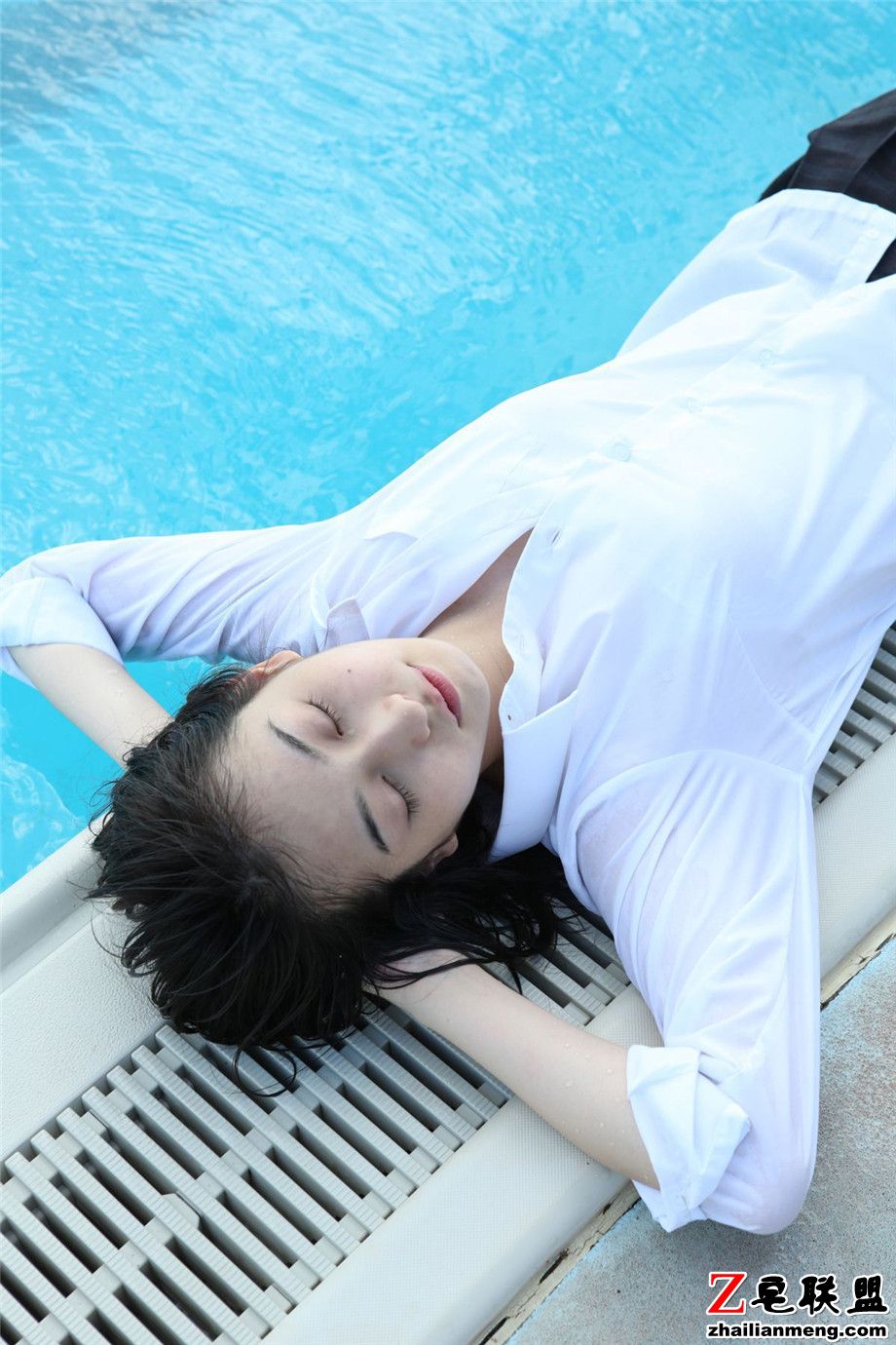 性感<a href=https://www.zhailm.com/e/tags/?tagname=%E6%97%A5%E6%9C%AC%E7%BE%8E%E5%A5%B3 target=_blank class=infotextkey>日本美女</a>植村亚加莉泳池湿身外拍写真集第2张
