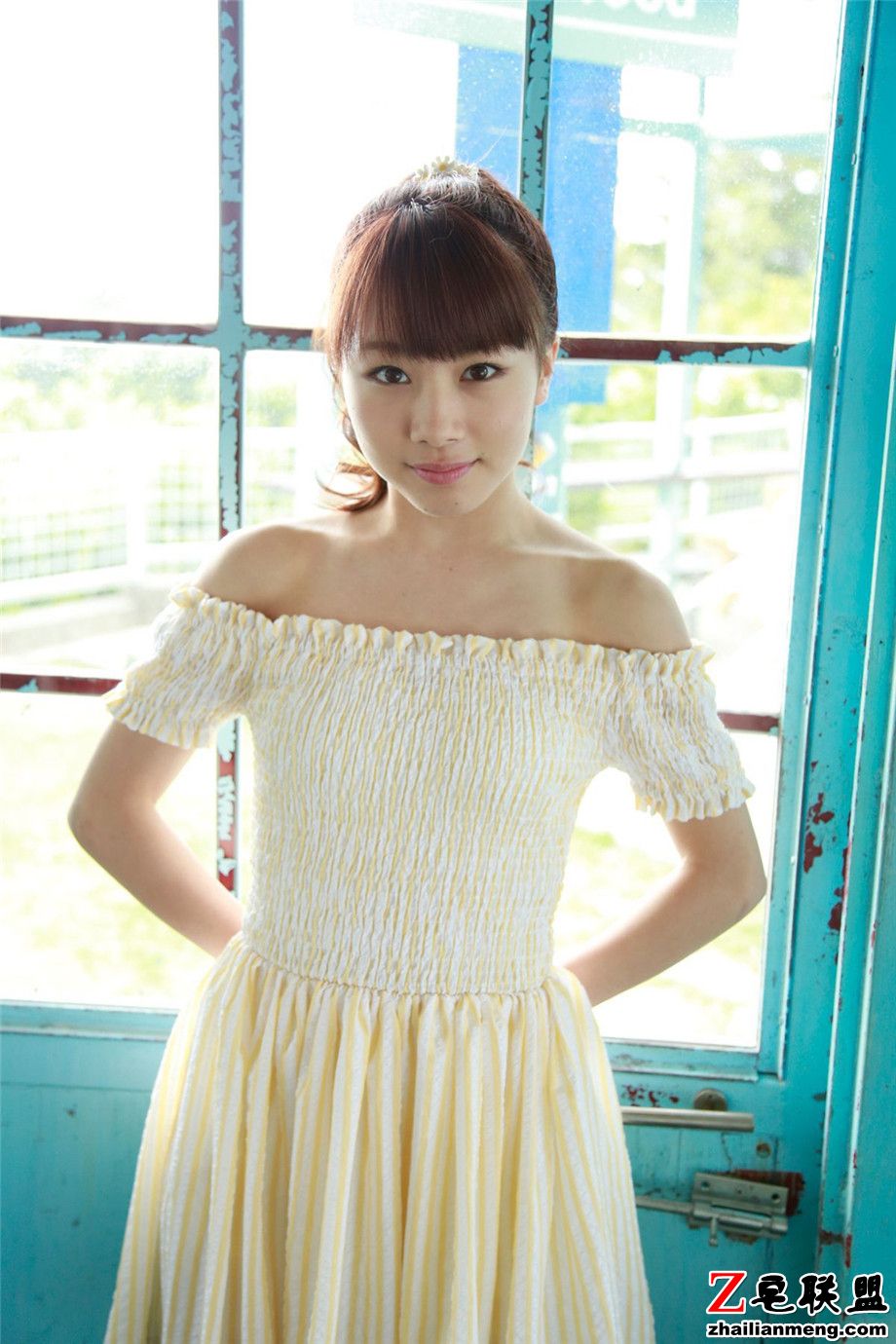 日本美女米色长裙子清纯写真图片第5张