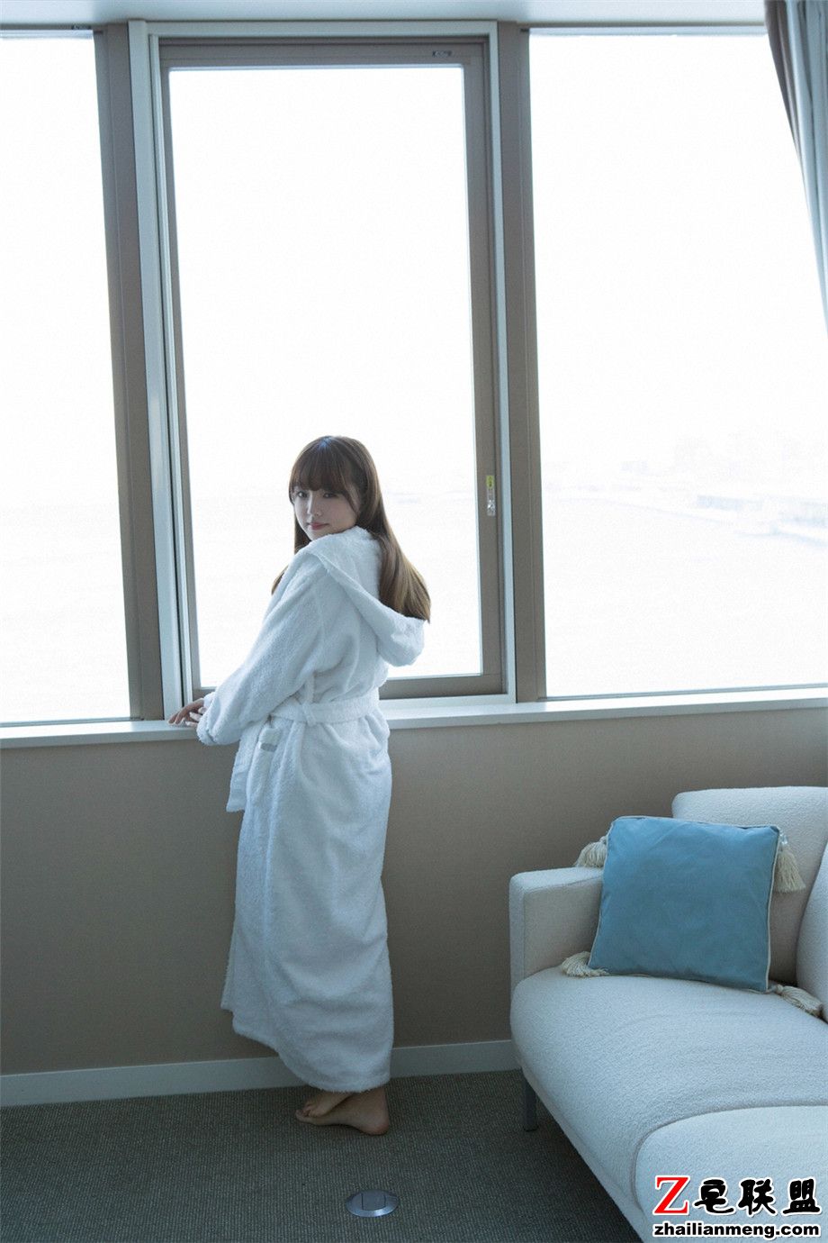 极品日本巨乳美女筱崎爱诱惑浴袍摄影写真图片第3张
