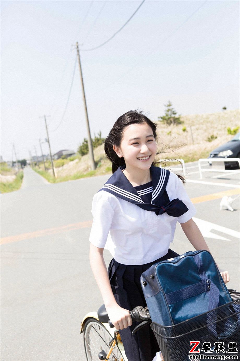 日本可爱学生美女山口真由制服外拍写真图片第5张