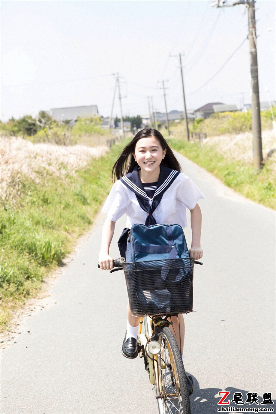日本可爱学生美女山口真由制服外拍写真图片第4张