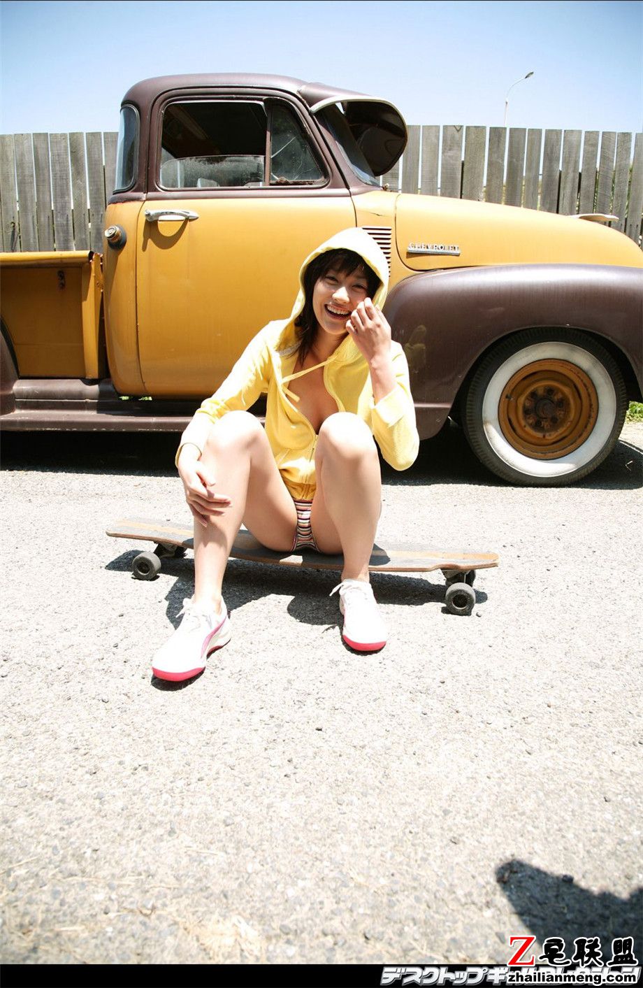 可爱短发日本美女原千惠露胸外拍写真图片第4张