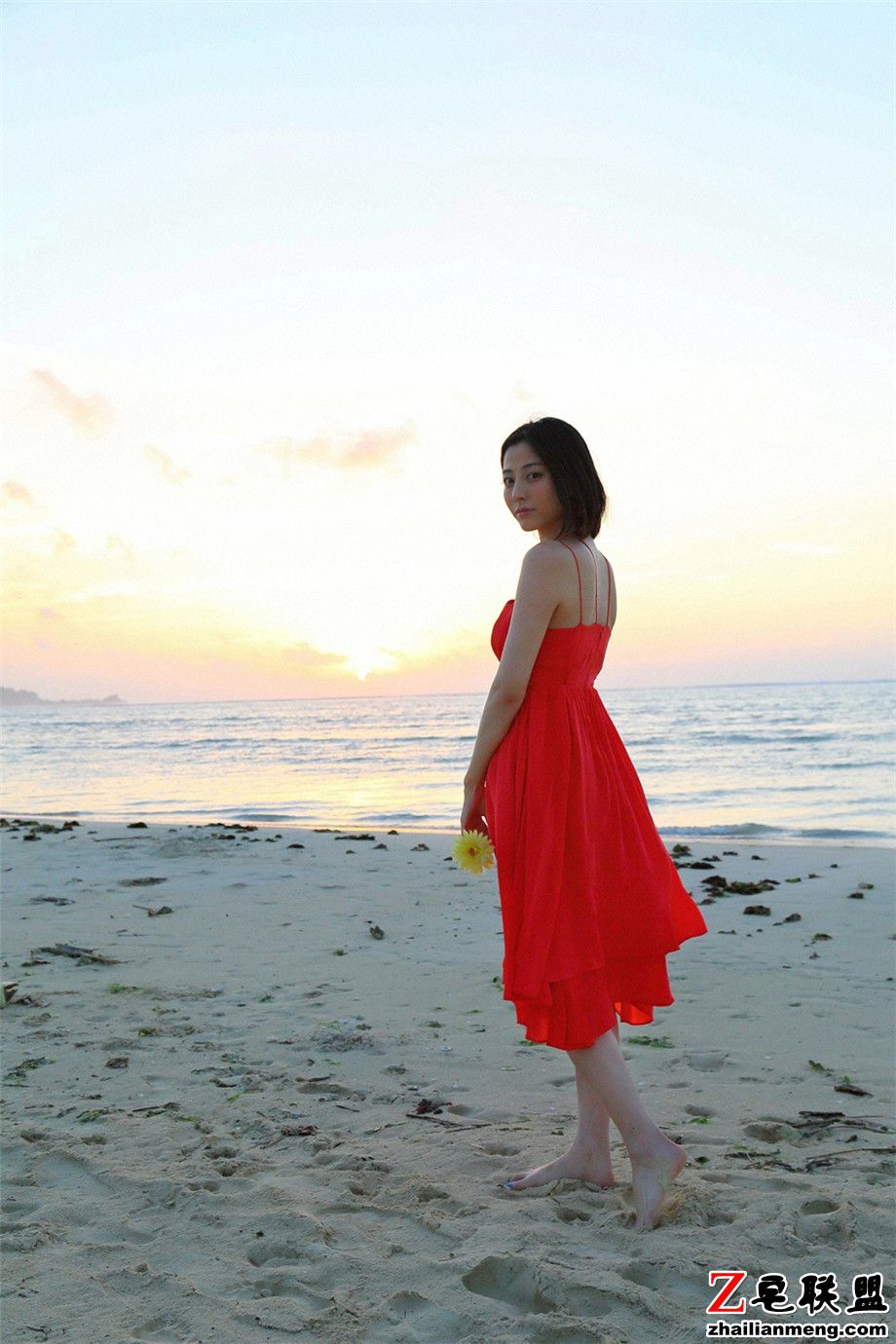 日本气质短发美女杉本有美海边外拍写真图片第5张