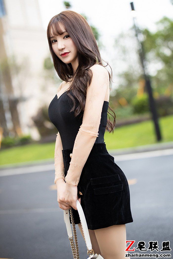 动人美女周于希修长美腿肉丝长靴车内露美臀