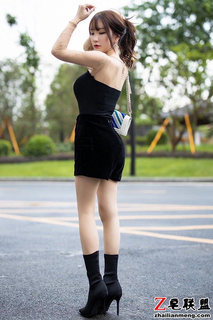 动人美女周于希修长美腿肉丝长靴车内露美臀