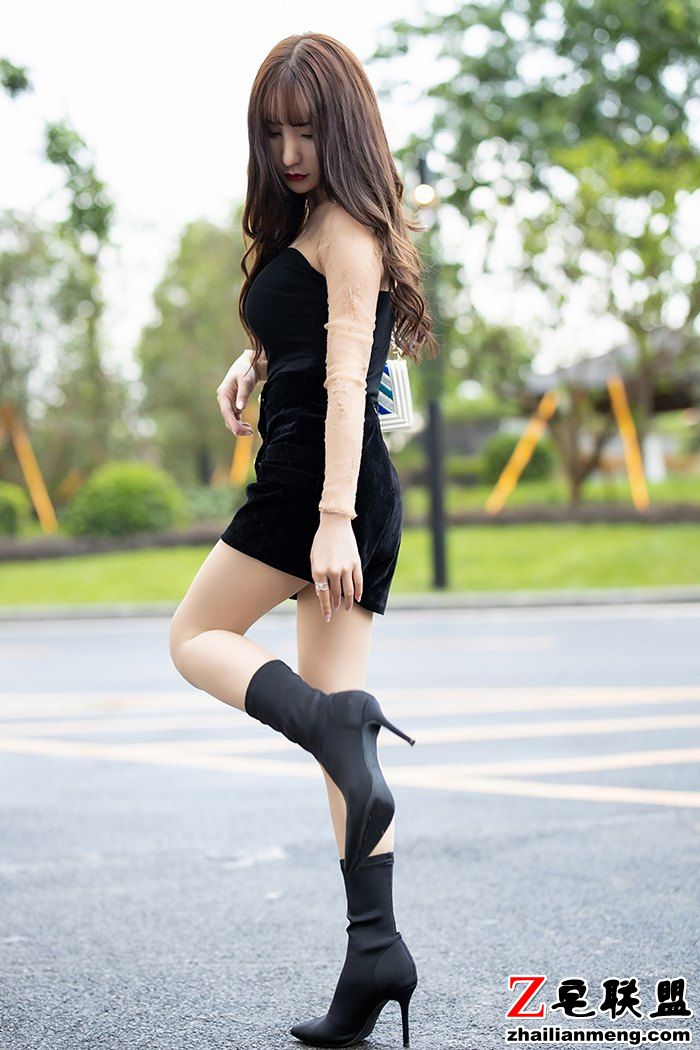 动人美女周于希修长美腿肉丝长靴车内露美臀