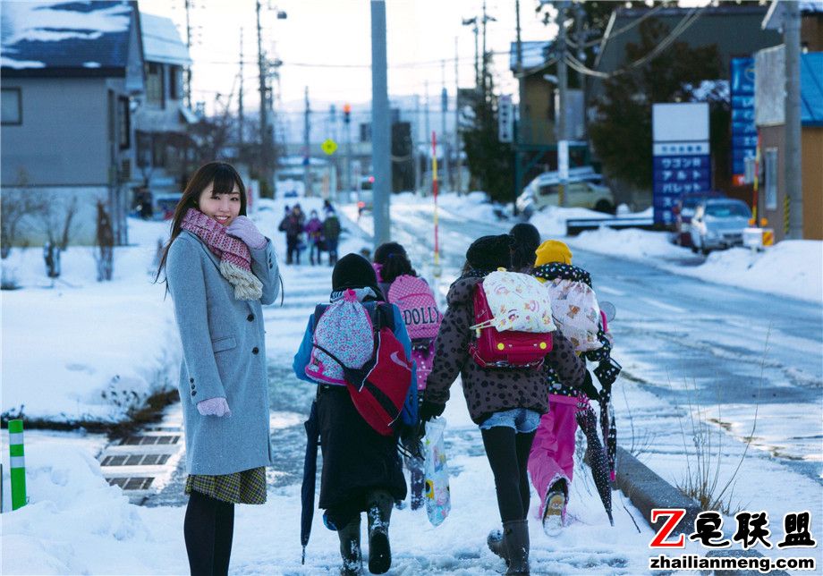 气质日本美女谱久村圣冬季写真外拍图片第5张