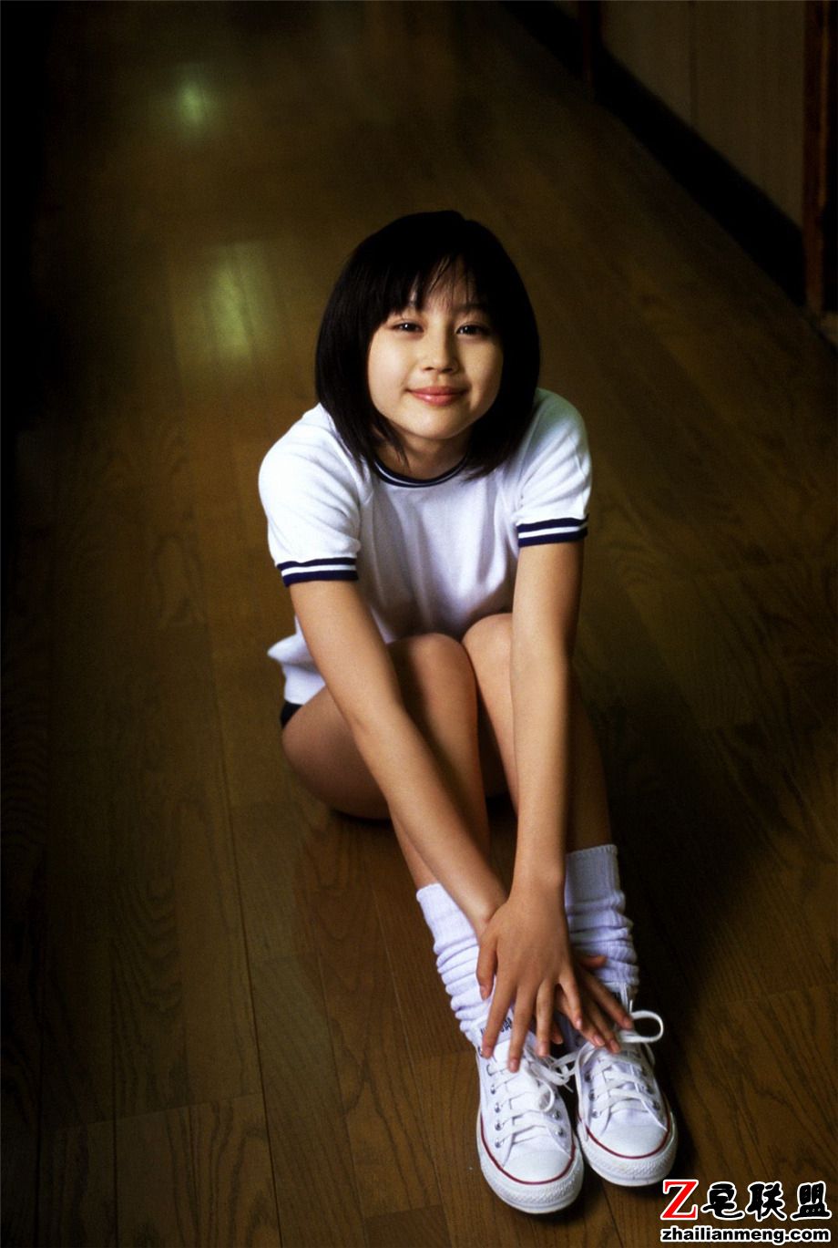 短发日本美女堀北真希室内运动场清纯写真图片第4张