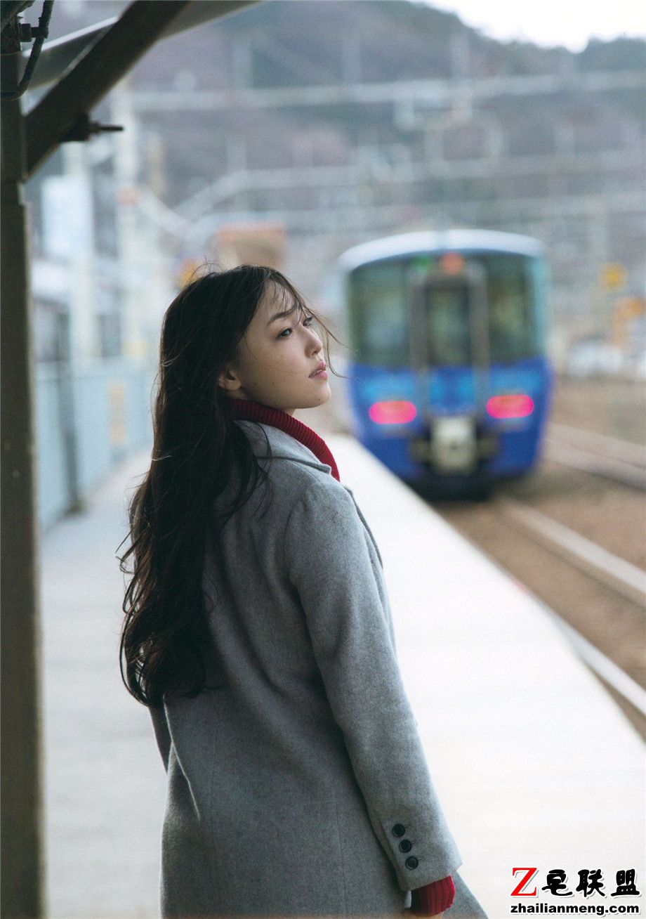 气质日本美女谱久村圣冬季写真外拍图片第3张