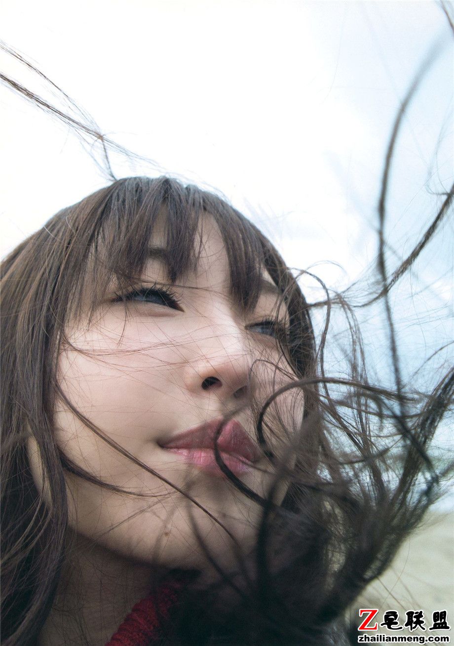 气质日本美女谱久村圣冬季写真外拍图片第4张