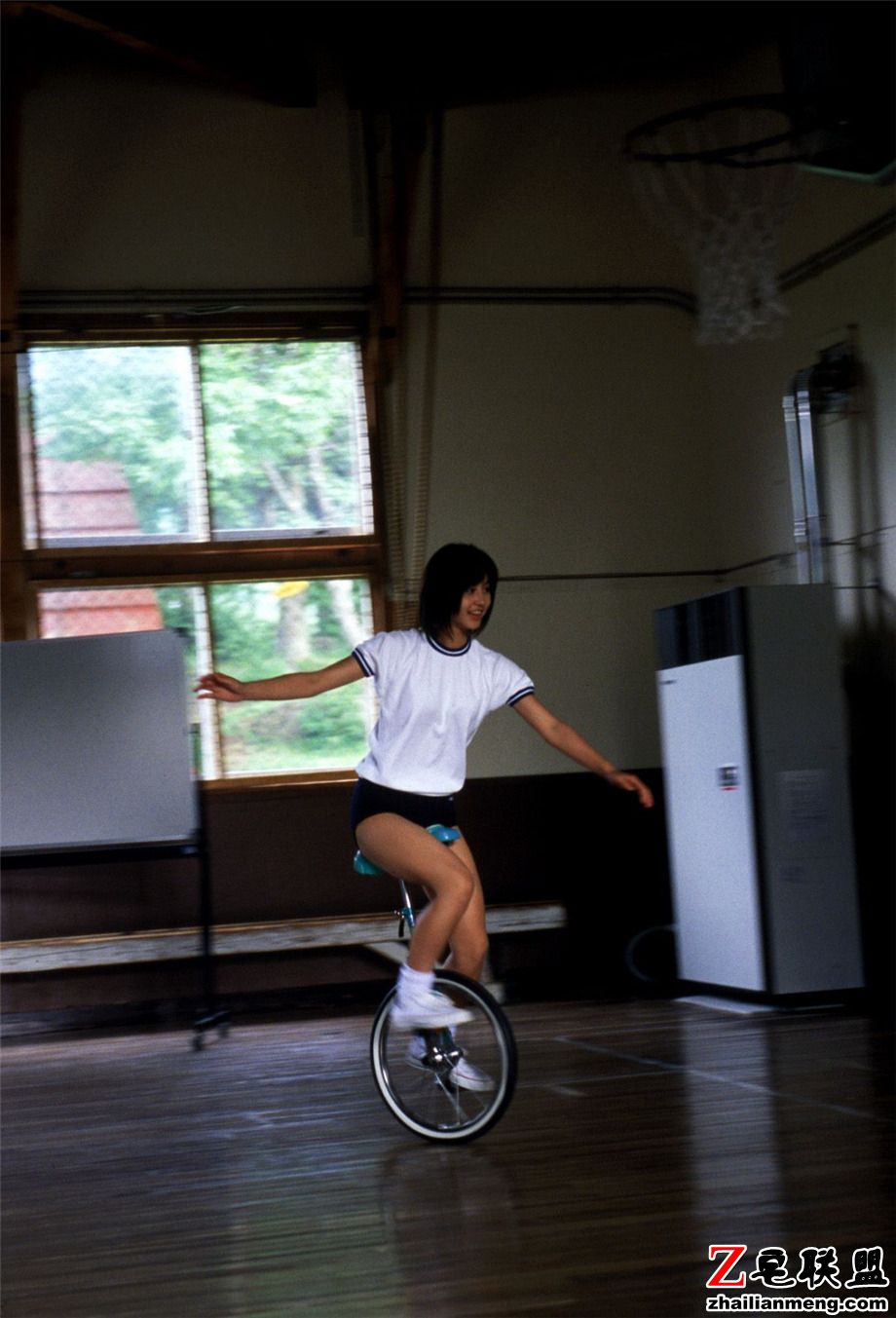 短发日本美女堀北真希室内运动场清纯写真图片第3张