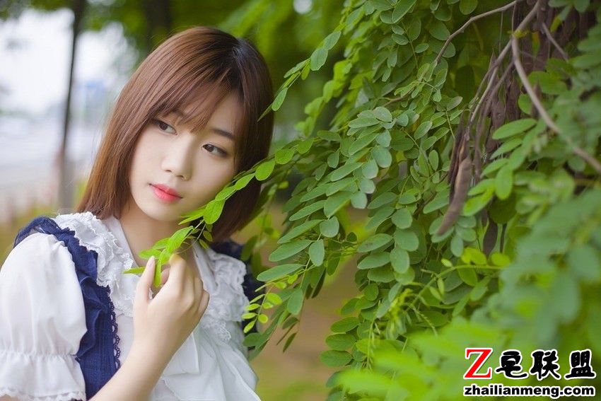 甜美日系女孩户外绿意盎然清爽唯美写真图片