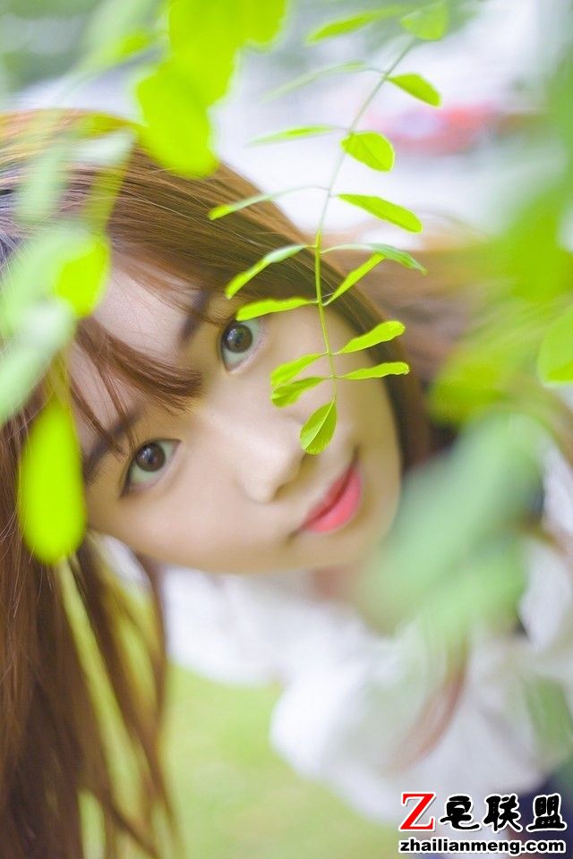 甜美日系女孩户外绿意盎然清爽唯美写真图片