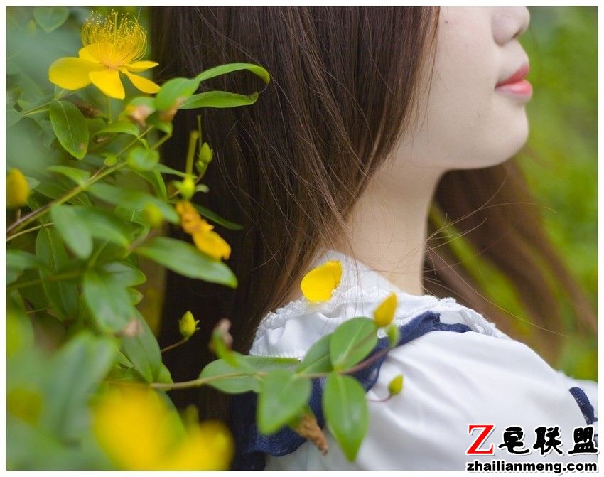 甜美日系女孩户外绿意盎然清爽唯美<a href=https://www.zhailm.com/e/tags/?tagname=%E5%86%99%E7%9C%9F target=_blank class=infotextkey>写真</a>图片