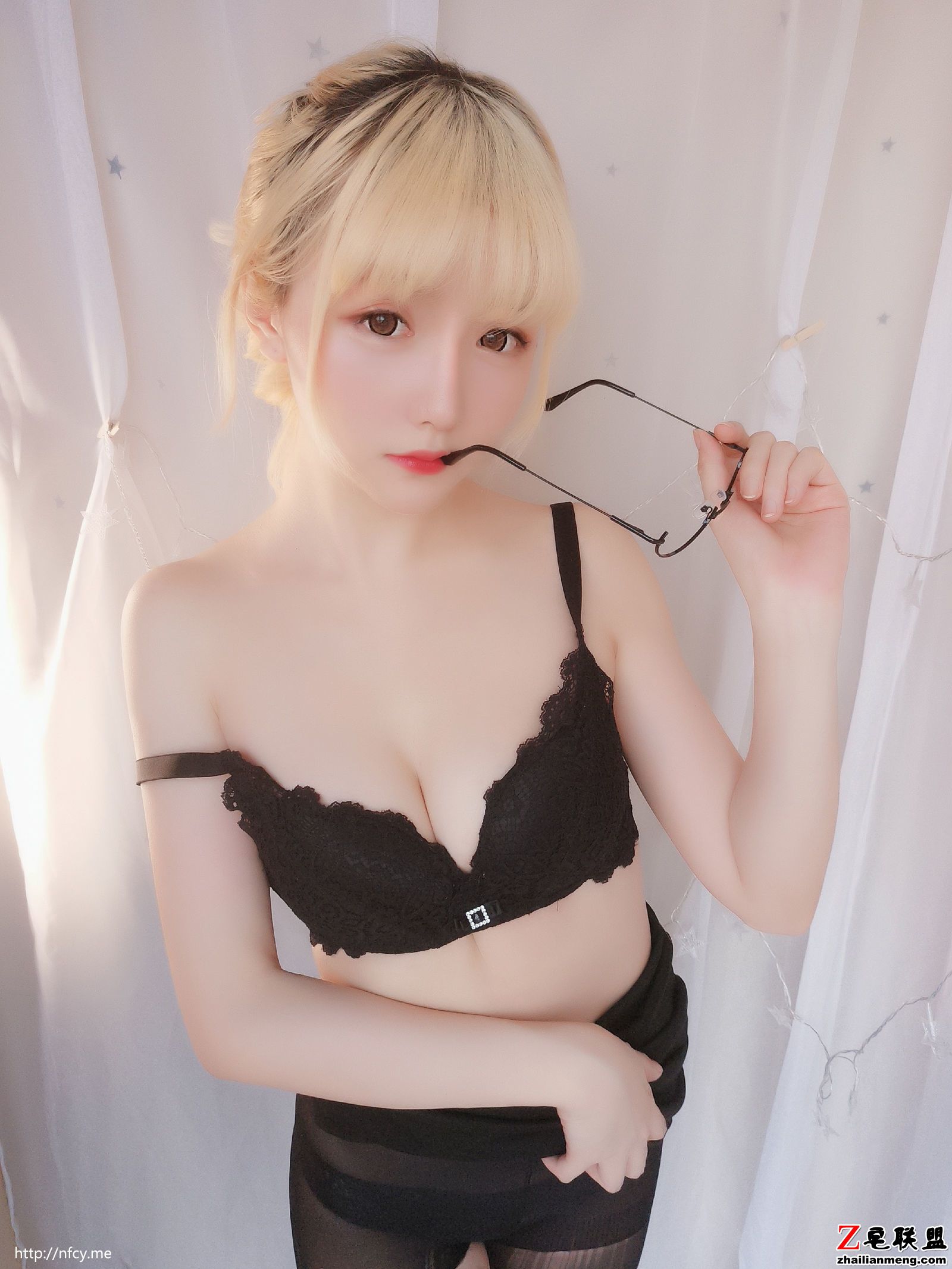 [COSER<a href=https://www.zhailm.com/e/tags/?tagname=%E7%BE%8E%E5%A5%B3 target=_blank class=infotextkey>美女</a>] 小姐姐星之迟迟 - 今晚加班包 <a href=https://www.zhailm.com/e/tags/?tagname=%E5%86%99%E7%9C%9F target=_blank class=infotextkey>写真</a>套图第1张