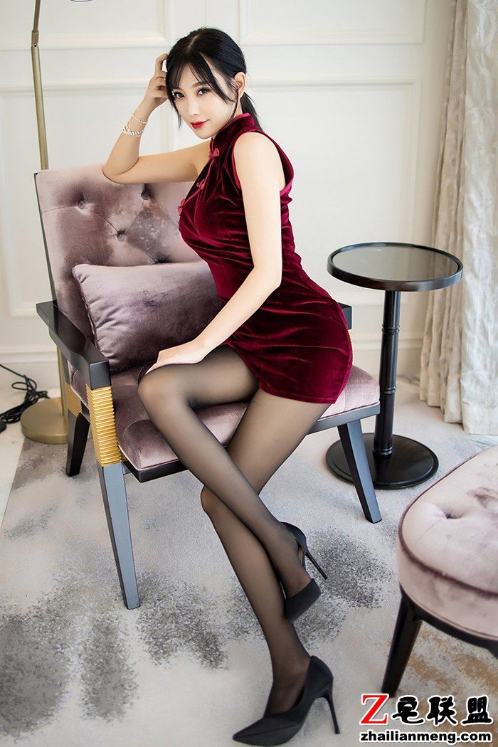 魅力气息人妻杨晨晨旗袍<a href=https://www.zhailm.com/e/tags/?tagname=%E9%BB%91%E4%B8%9D target=_blank class=infotextkey>黑丝</a>精美打扮长腿美脚撩人