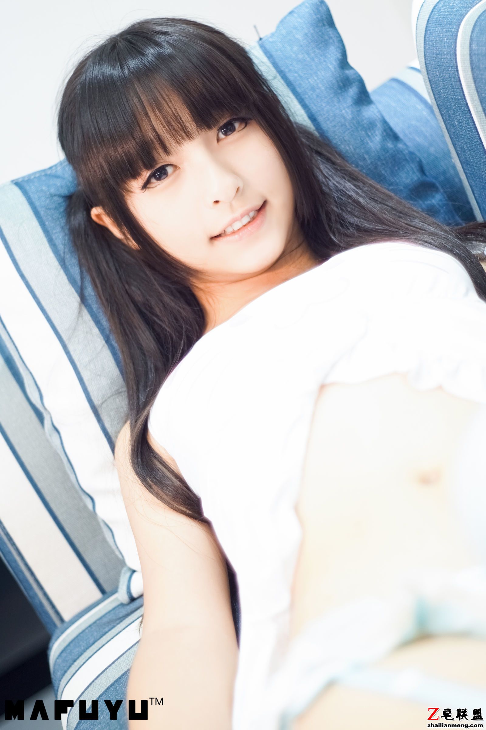 [<a href=https://www.zhailm.com/e/tags/?tagname=CosPlay%E7%BE%8E%E5%A5%B3 target=_blank class=infotextkey>CosPlay</a><a href=https://www.zhailm.com/e/tags/?tagname=%E7%BE%8E%E5%A5%B3 target=_blank class=infotextkey>美女</a>] 神楽板真冬 - 蓝白条纹系列 <a href=https://www.zhailm.com/e/tags/?tagname=%E5%86%99%E7%9C%9F target=_blank class=infotextkey>写真</a>套图第1张
