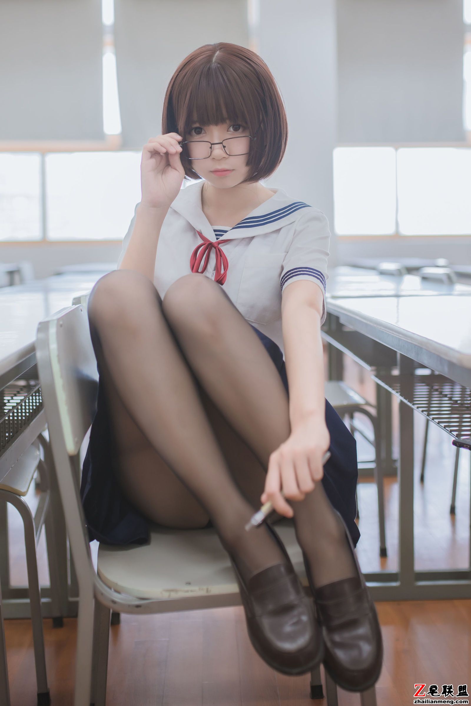 [CosPlay美女] 白金Saki - 蘑菇头黑丝JK 写真套图第3张