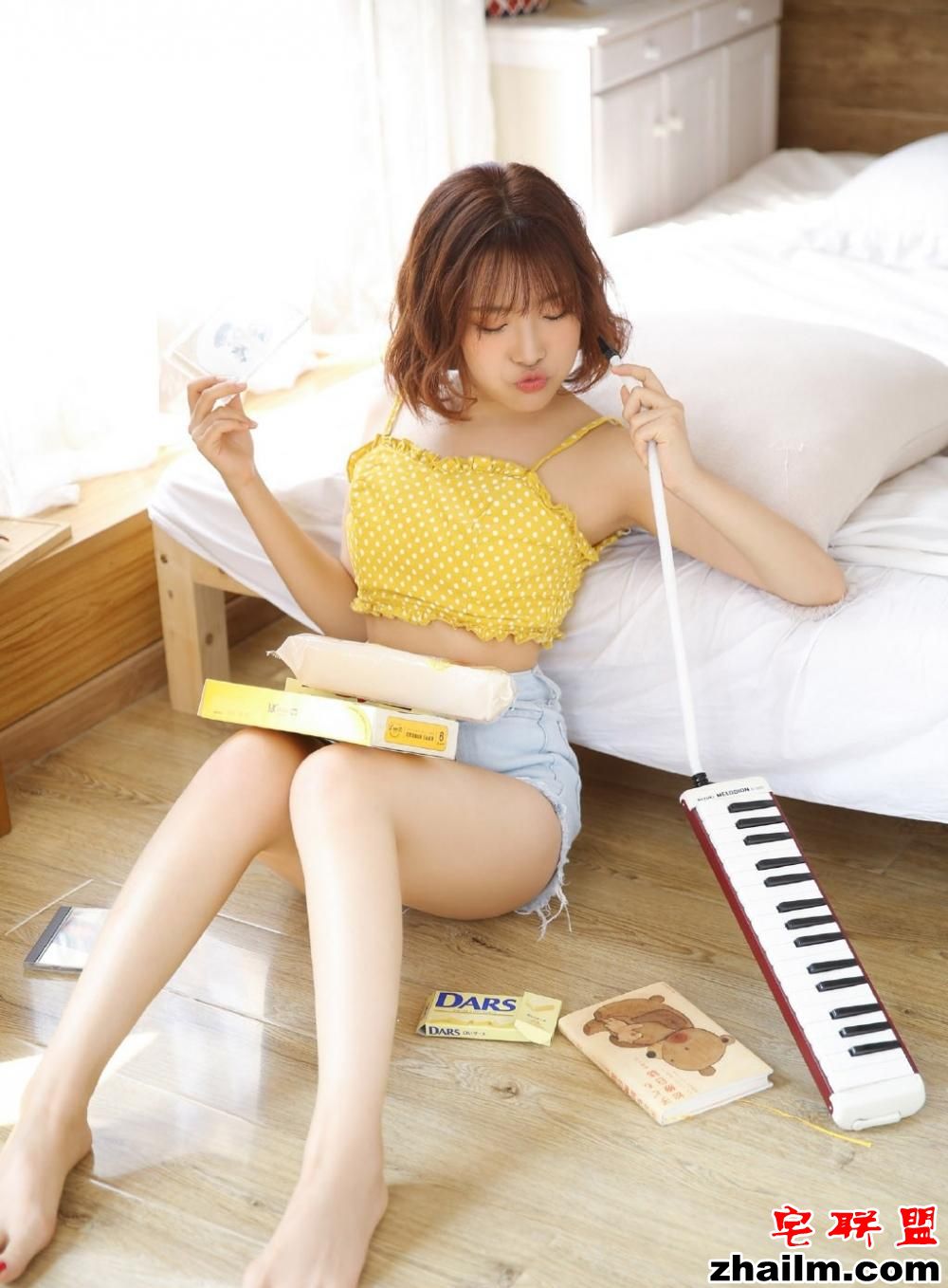 日本短发翘臀小美女性感吊带粉嫩长腿居家诱惑<a href=https://www.zhailm.com/e/tags/?tagname=%E5%86%99%E7%9C%9F%E5%9B%BE%E7%89%87 target=_blank class=infotextkey>写真图片</a>第2张