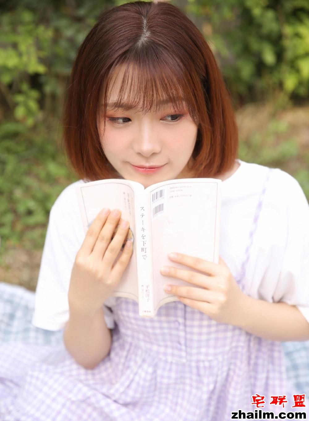 日本短发翘臀小美女性感吊带粉嫩长腿居家诱惑写真图片第4张