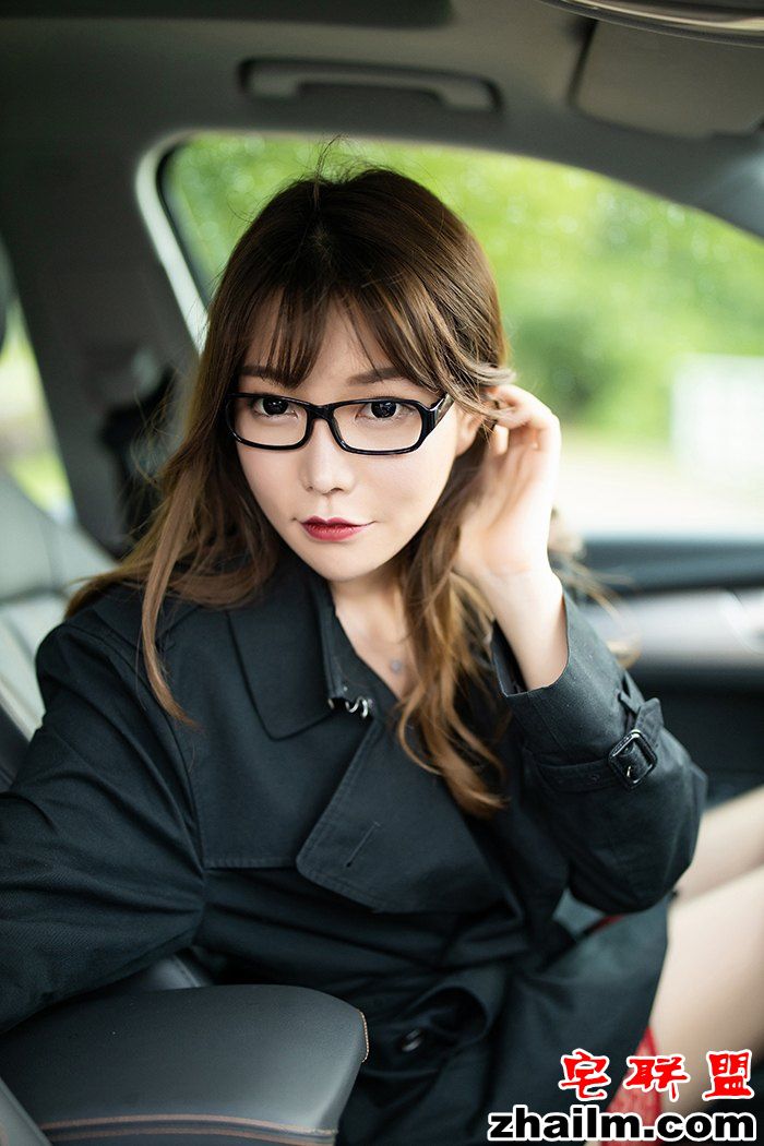 激情火辣女郎芝芝长腿美胸野外羞涩暴露让人鼻血直流