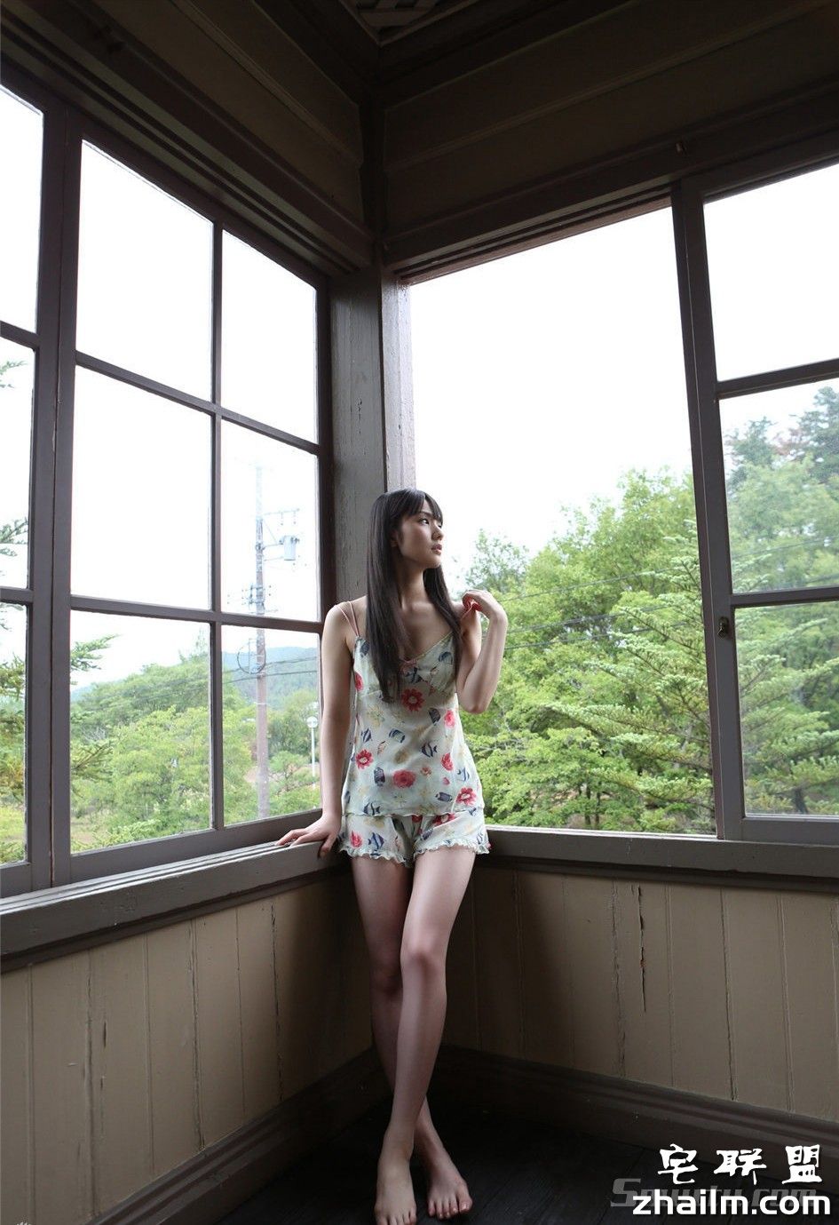 日本性感美乳美女道重沙由美小碎花睡衣短裤诱惑私房摄影写真图片第4张