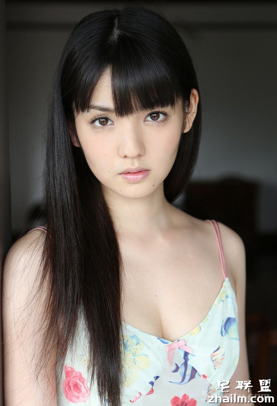 日本性感美乳美女道重沙由美小碎花睡衣短裤诱惑私房摄影写真图片第5张