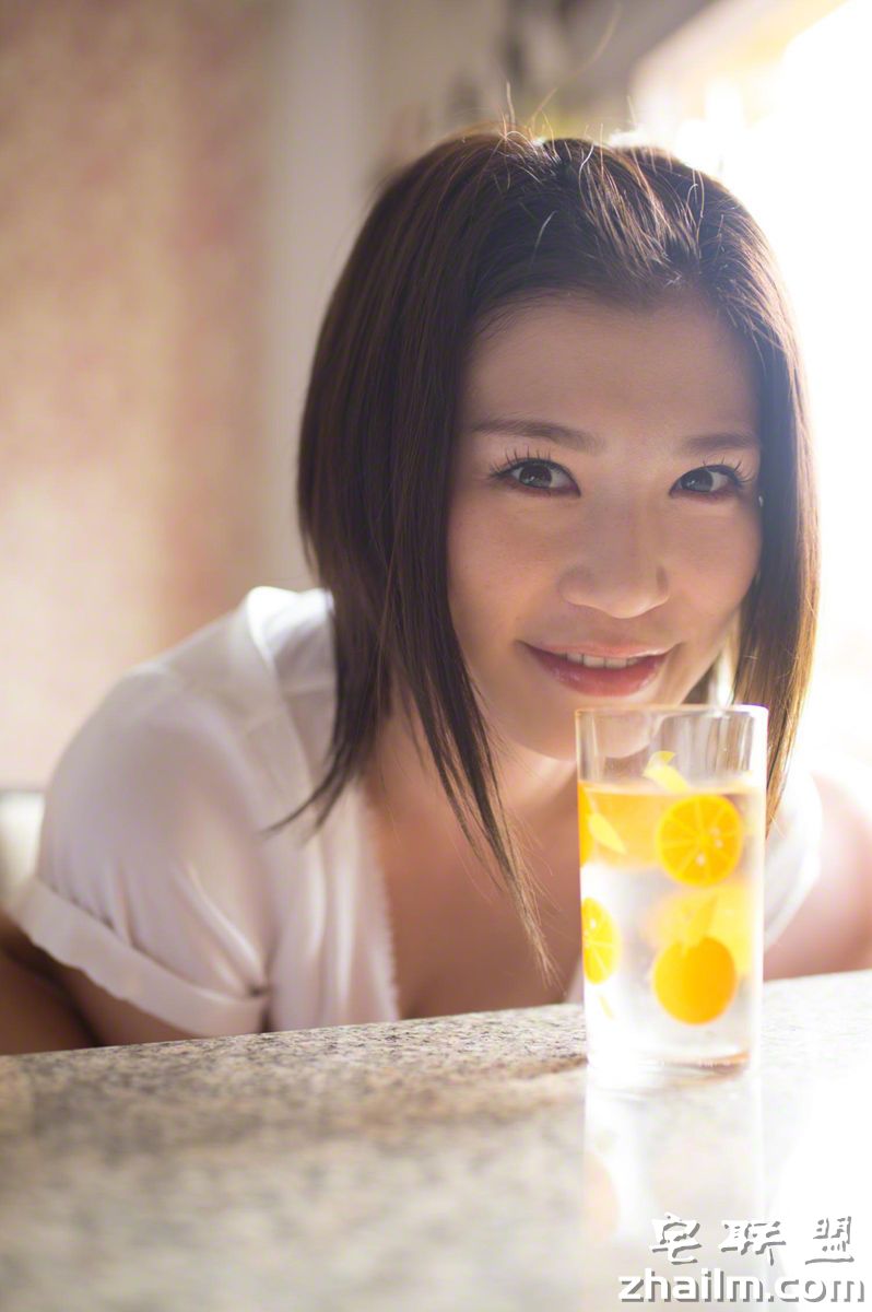 日本性感人妻美女眼神迷人艺术写真图片第3张