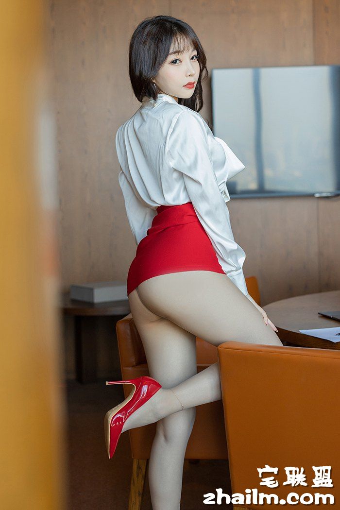 红艳迷情秘书芝芝制服OL肉丝短裙包臀动人