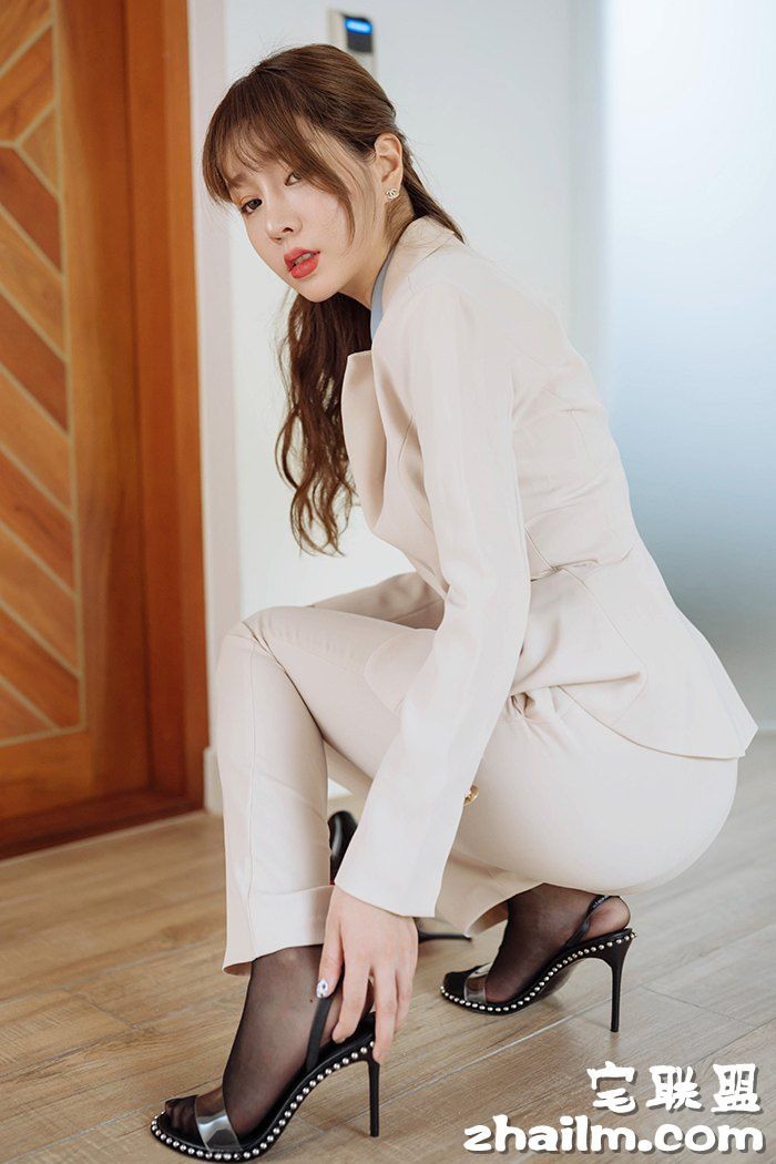 苗条窈窕<a href=https://www.zhailm.com/e/tags/?tagname=%E7%BE%8E%E5%A5%B3 target=_blank class=infotextkey>美女</a>王雨纯劳累过度裸身昏睡