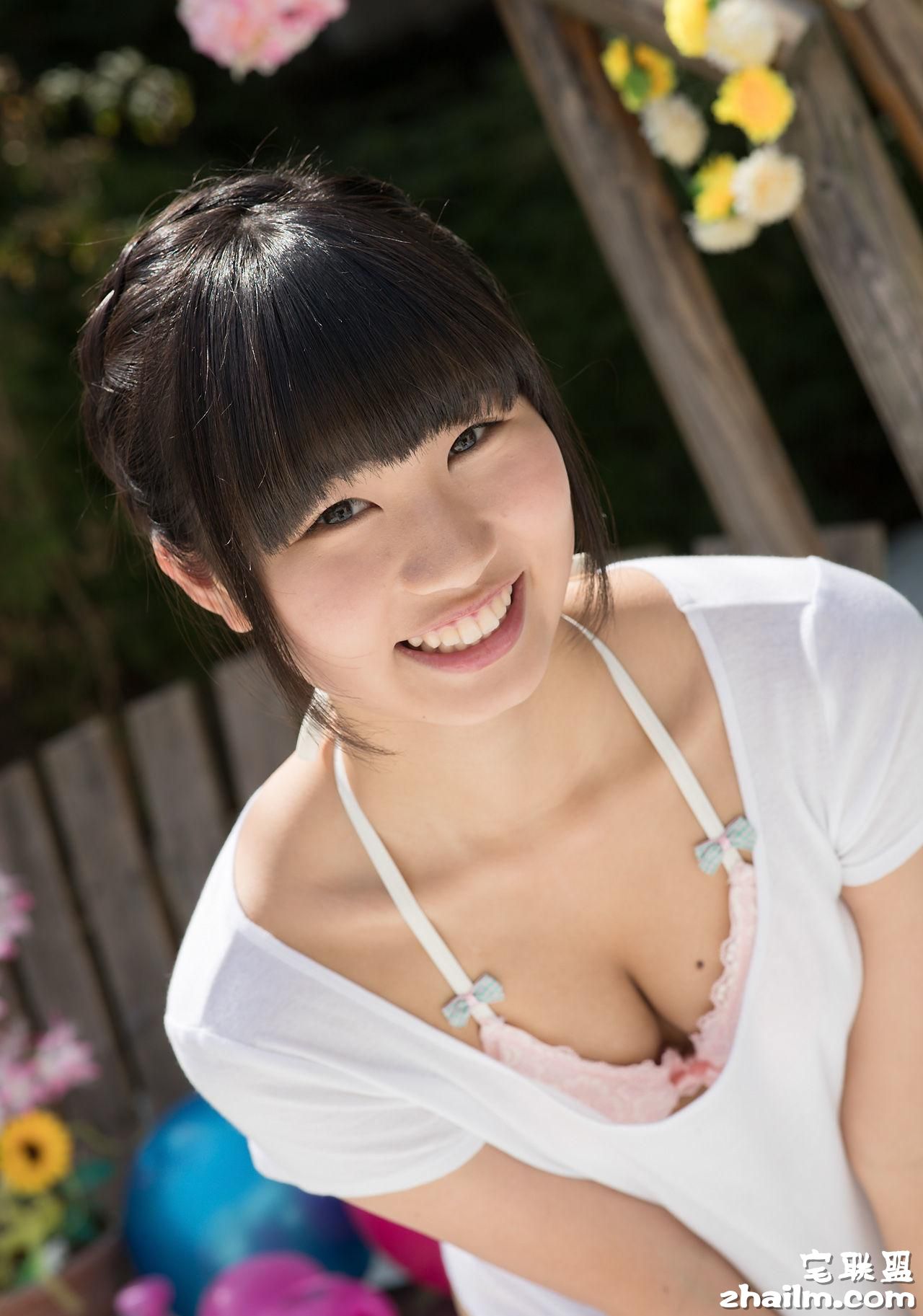 日本清纯小美女宮丸くるみ可爱外拍写真照片第4张