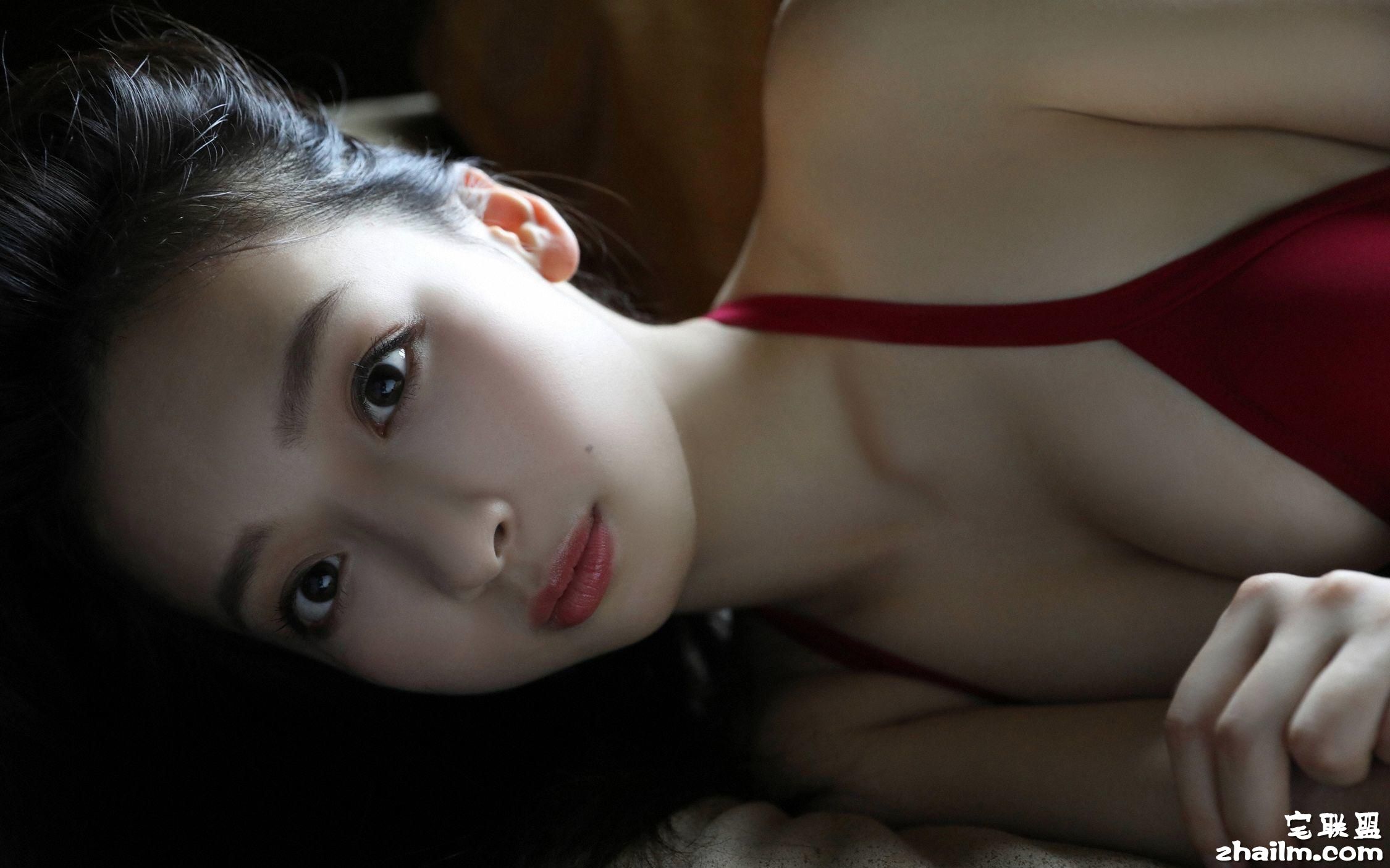日本极品美乳美女华村飞鸟性感红色内衣私房写真图片第5张