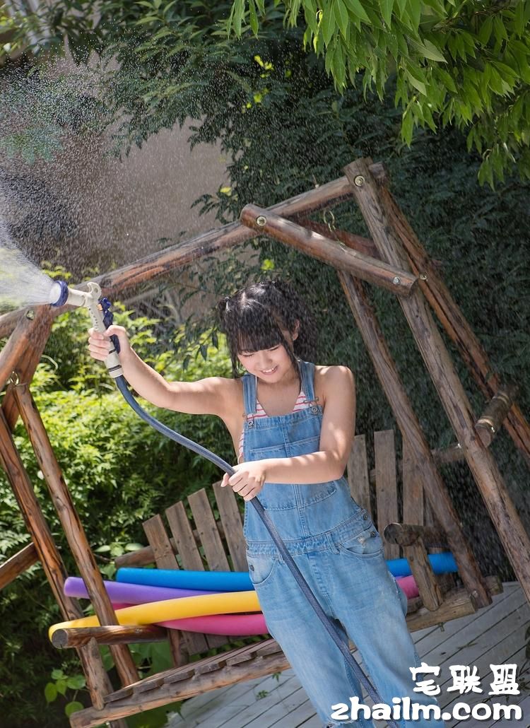 日本童颜小美女香月杏珠可爱外拍写真图片第4张