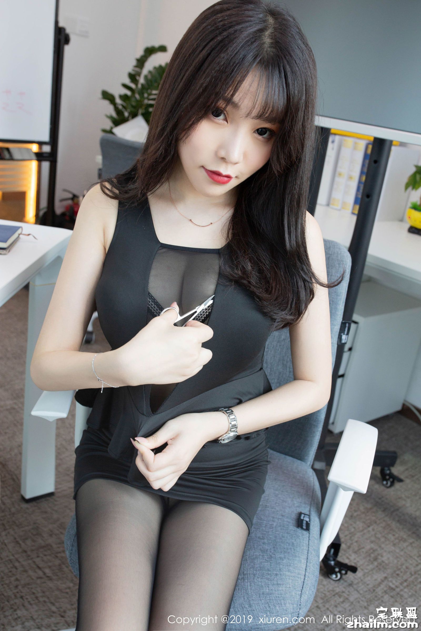 [XIUREN秀人网] No.1757 女神@芝芝Booty办公室主题写真第16张