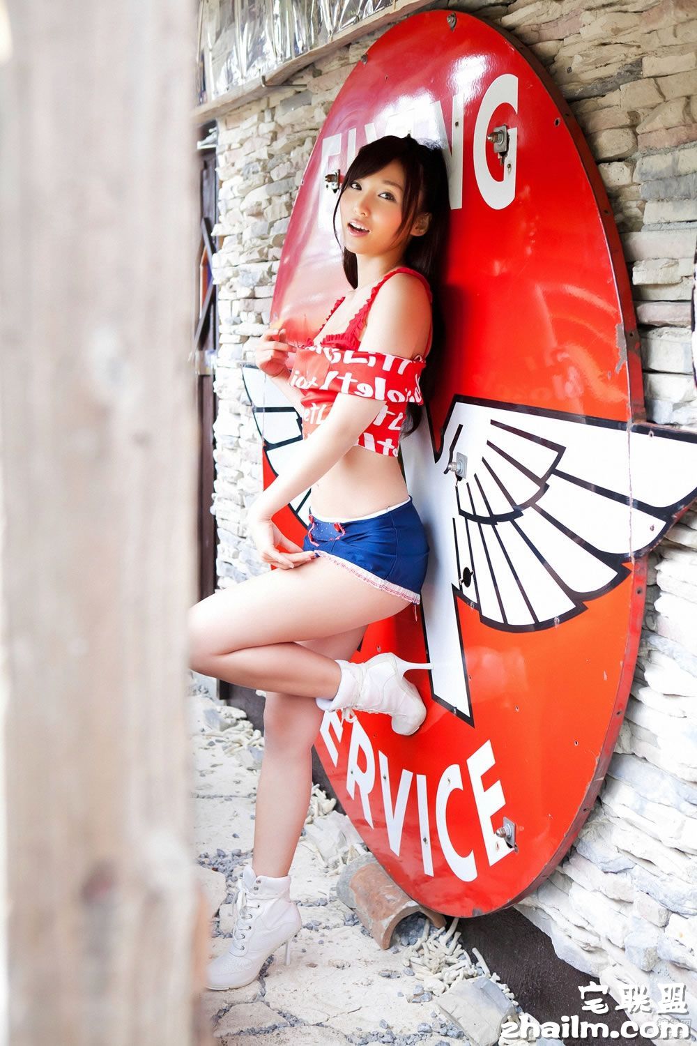 日本可爱美女吉木梨纱露肩红衣短裙写真图片第4张