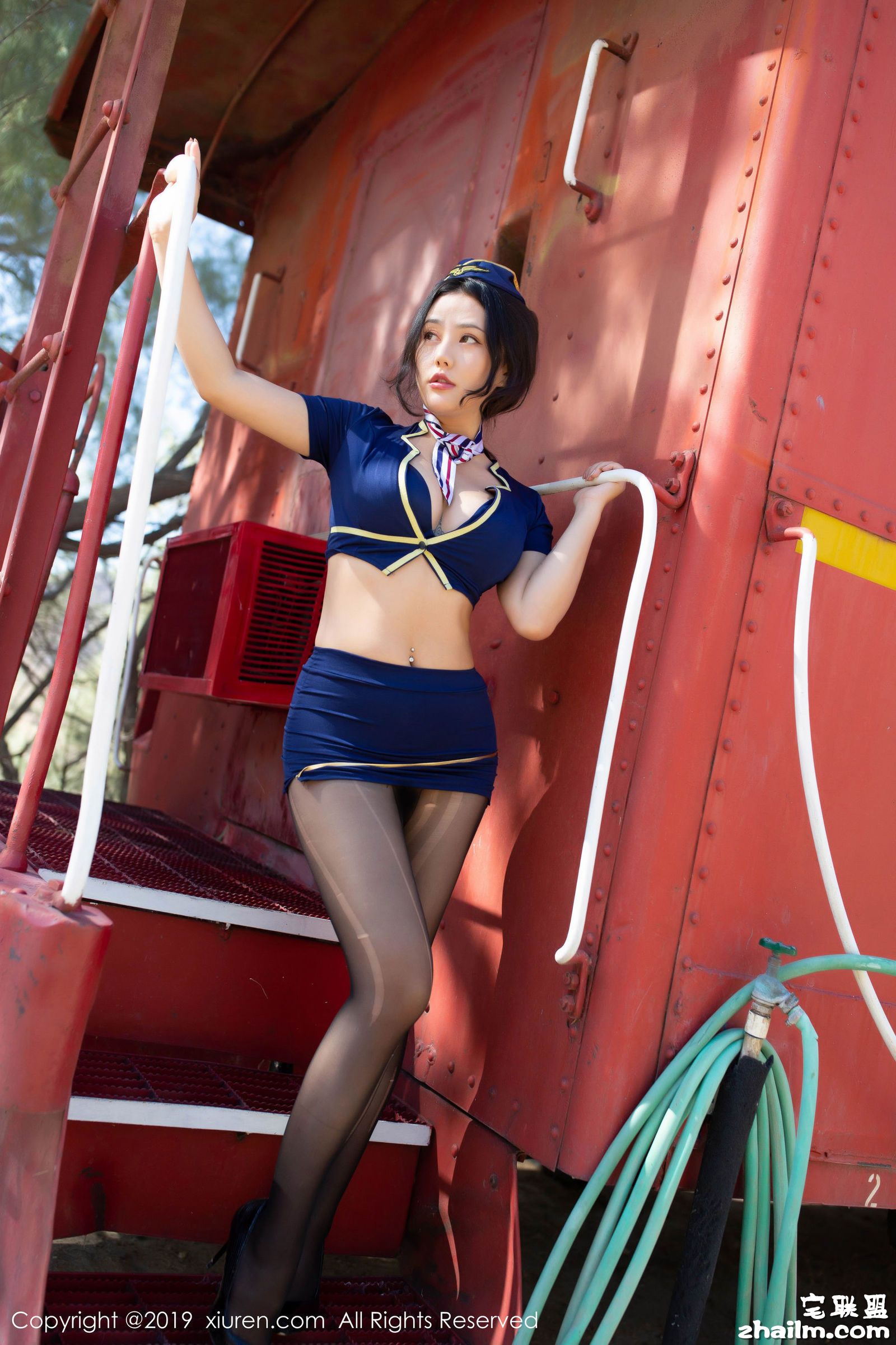 [XIUREN秀人网] No.1755 Manuela玛鲁娜 - 室外实景火车乘务员真实扮演第13张